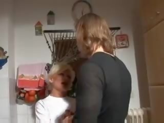 Magnificent blondi saksalainen mummi kyytiä sisään keittiö