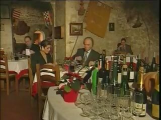 Good-looking italiana grown-up a trair marido em restaurant