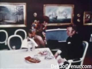 Staromodno umazano film 1960s - poraščeni zreli rjavolaska - miza za tri