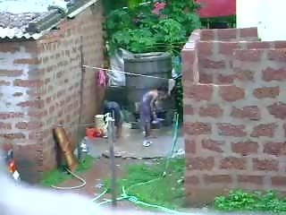 Se dette to fantastisk sri lankan adolescent får bad i utendørs